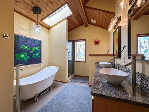 Olympic Oasis Tranquil Retreat Near Dungeness Wildlife Refuge Hot Tub - image 12