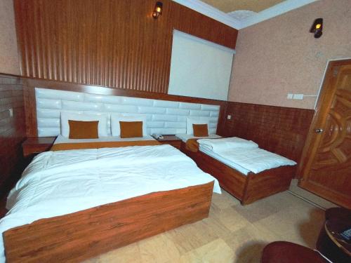 Bed, Karachi Motel Guest House in Karachi