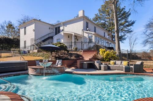Exterior view, Stone Mountain Manor in Stone Mountain (GA)