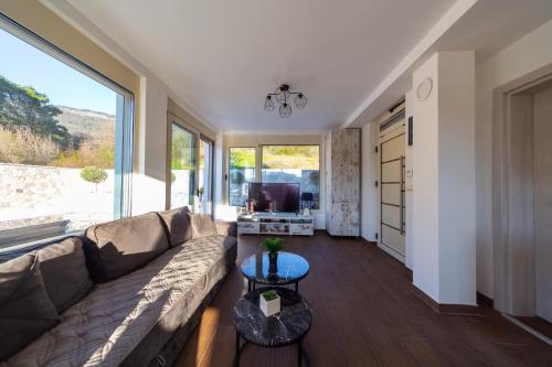 One-Bedroom Apartment with Pool View image 10