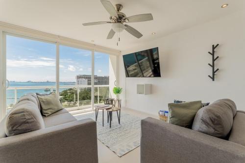 SEASlDE Beachfront 4 BDR by Casa Paraiso