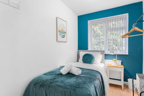Stylish 4-Bedroom Getaway Free Parking