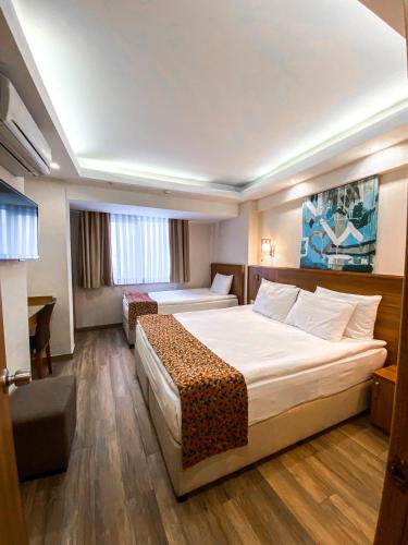 BGuest Hotel & Residence Room Type - Triple Room