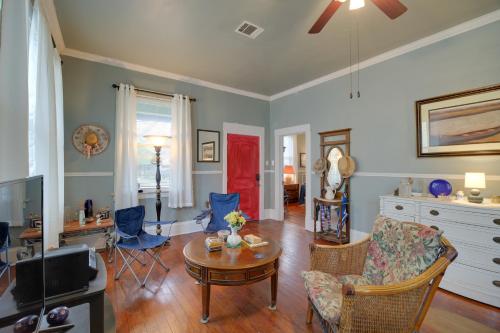 Pet-Friendly Home with Yard 3 Mi to Dtwn Houston! in Houston, USA