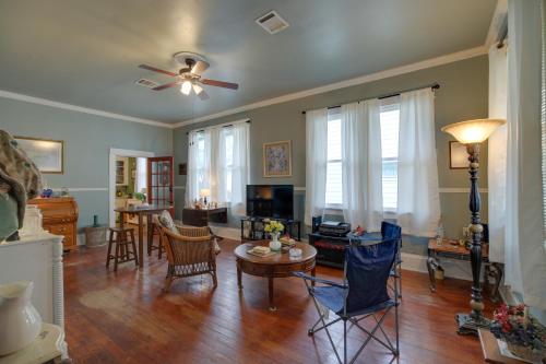 Pet-Friendly Home with Yard 3 Mi to Dtwn Houston! in Houston, USA