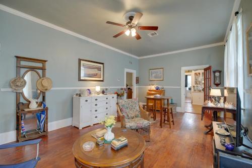 Pet-Friendly Home with Yard 3 Mi to Dtwn Houston! in Houston, USA