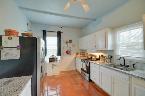 Pet-Friendly Home with Yard 3 Mi to Dtwn Houston! in Houston, USA