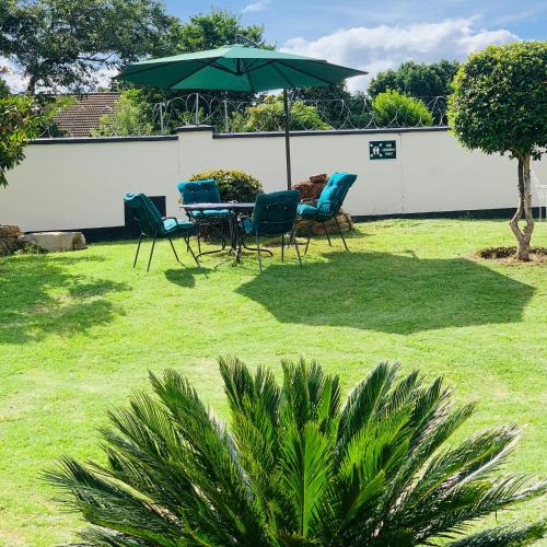 tuin, Mongi Guest House in Harare