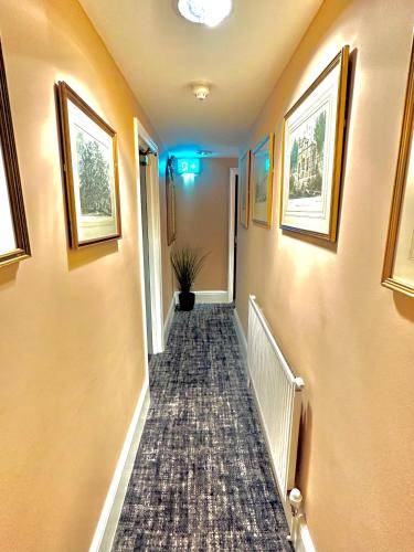 The Red Cow - Guest House near White Cross