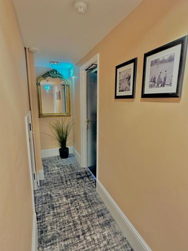 The Red Cow - Guest House near White Cross