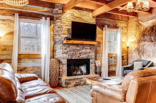 Spacious Hillside Gatlinburg Retreat with Hot Tub! - image 15