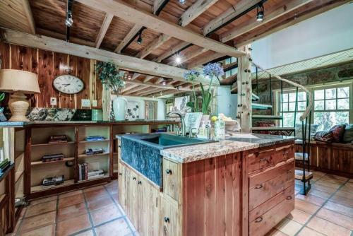 Cozy Route 66 Cabin with Hot Tub in Edmond, OK in 埃德蒙