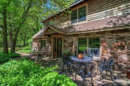 Cozy Route 66 Cabin with Hot Tub in Edmond, OK in 埃德蒙