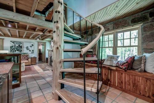 Cozy Route 66 Cabin with Hot Tub in Edmond, OK in 埃德蒙