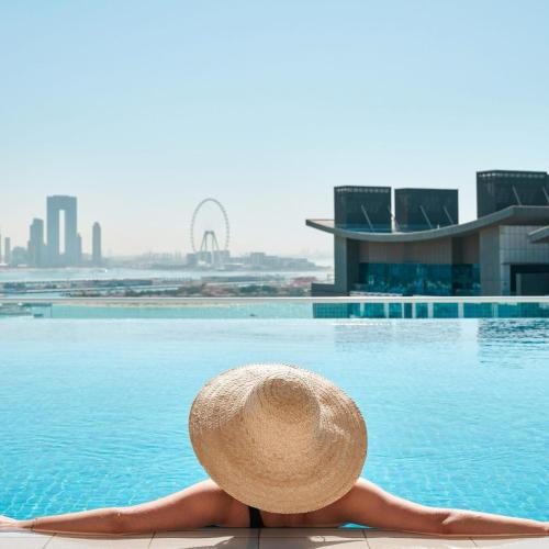 The Seven Palm with free rooftop pool & beach, Dubaj