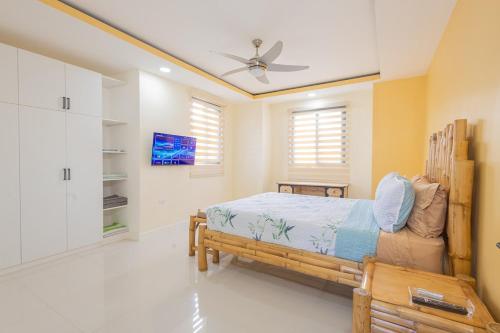 Modern, Spacious, 3BR Hill View Retreat, Central, 24hr Security, Satellite wifi and Solar, Очо-Риос (фото 9)