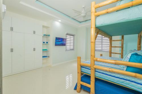 Modern, Spacious, 3BR Hill View Retreat, Central, 24hr Security, Satellite wifi and Solar, Очо-Риос (фото 11)