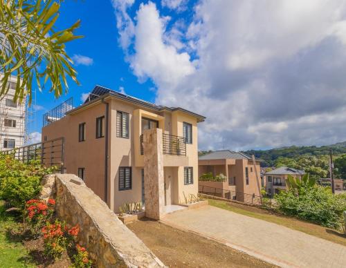 Modern, Spacious, 3BR Hill View Retreat, Central, 24hr Security, Satellite wifi and Solar – khách sạn tại New Buckfield