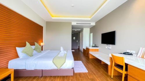 Superior King Bed (no bathtub) image 1