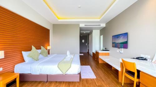 Superior King Bed with bathtub image 1