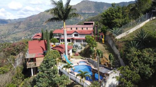 Chalet El Pinal - Copacabana in Caldas (Antioquia)