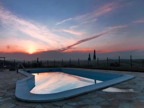 泳池, Farmhouse in Marche with Pool & Verdicchio Wines in 蒙泰卡羅托