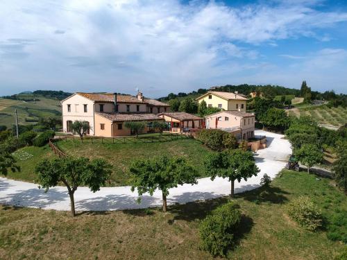 外觀, Farmhouse in Marche with Pool & Wine Tours in 蒙泰卡羅托