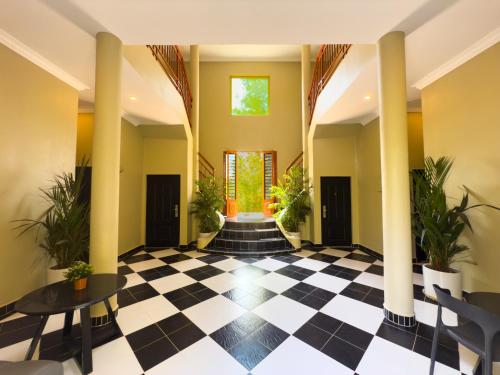 Lobby, Chateau Nesat in Chrous Pichnil