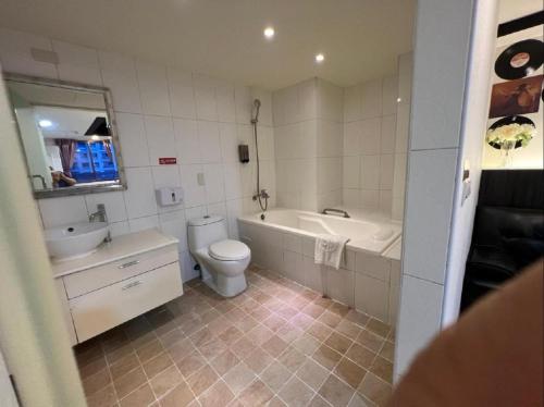 room detail thumbnail 2