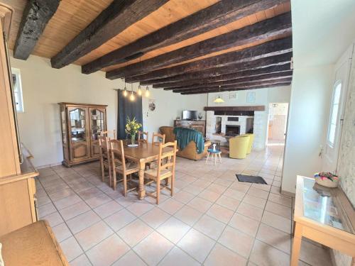 Gîte de charme avec cheminée en Dordogne - FR-1-616-466 (Gite de charme avec cheminee en Dordogne - FR-1-616-466) in Hautefort