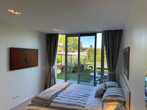 Affordable Arrowtown Perfect for 1-3 adults with 3rd person in adjacent single bedroom sharing bathr in Arrowtown