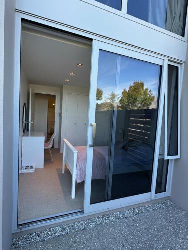 Affordable Arrowtown Perfect for 1-3 adults with 3rd person in adjacent single bedroom sharing bathr in Arrowtown