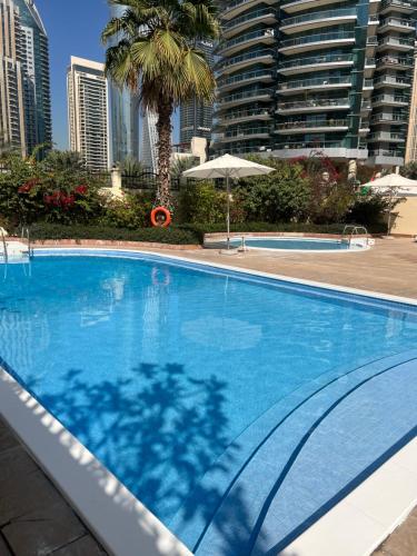 One bed apartment at a great location in Dubai Marina, Dubaj