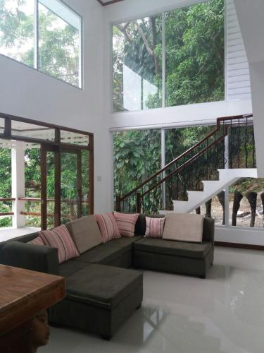 Puerto Galera Palangan Hilltop Guesthouse -Tropical Retreat in Palangan