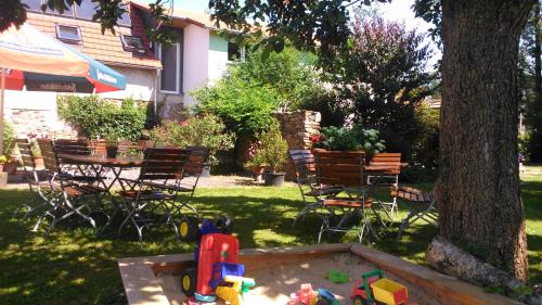 花園, Pension Zum Hirsch in 戈達