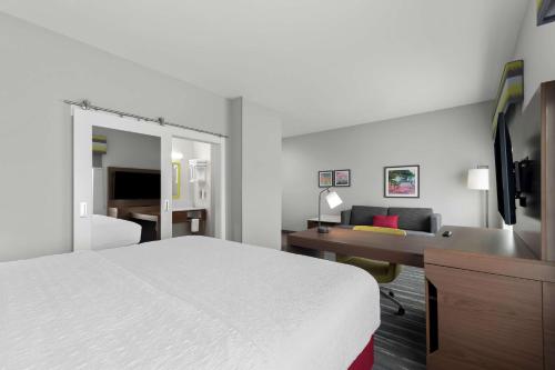 King Studio with Sofa Bed - Hearing Accessible