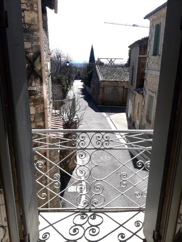 La maison de Famille d'Uzès (La maison de Famille d'Uzes) in Aubussargues