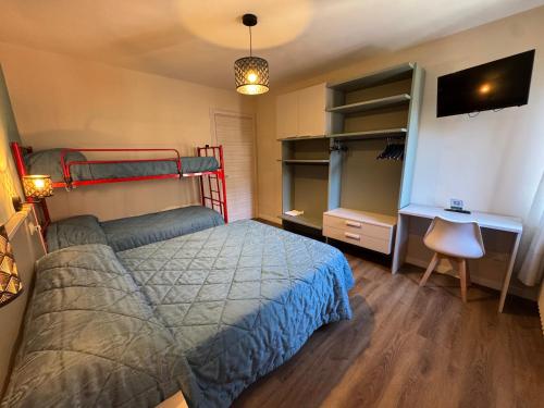 1 queen bed, 1 bunk bed