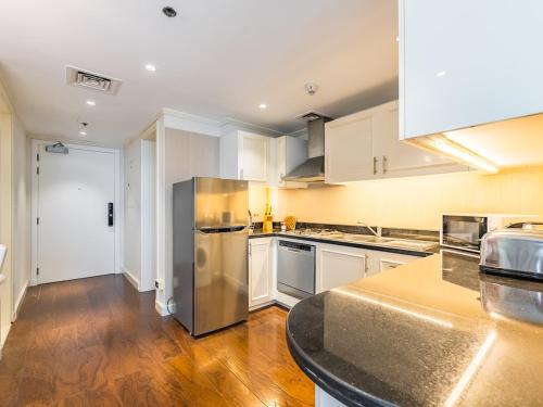 Luxury Apartment in the Iconic Park Towers - image 10