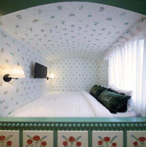 KITSCH HOTEL Room Type - Deluxe King Room