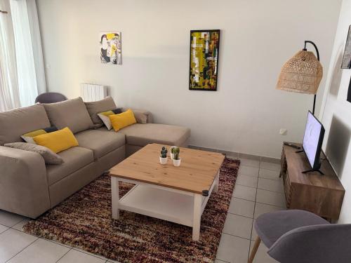Appart Lumineux 2ch proche Pres d'Arenes avec wifi tv et patio in Tournezy