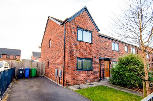 Manchester Cityside Deluxe Stay - 3 Bedroom House Great for Family with Free Parking & Garden, Manchester