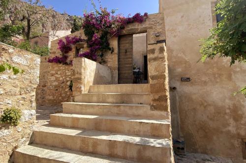 Monemvasia Kastro Large stone house with sea view gîte à louer Géfyra