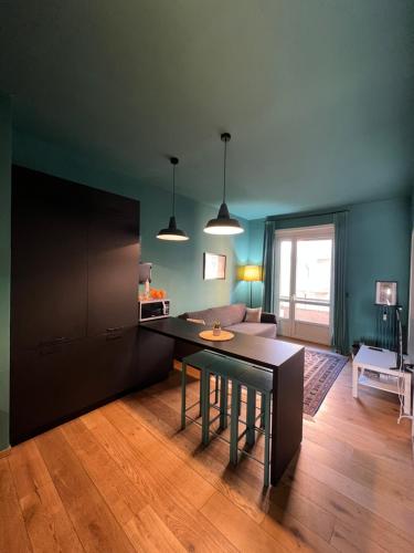 Room with private balcony on the Dora river