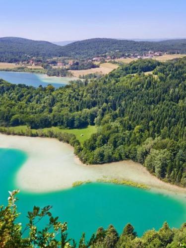 CHALET COSY "LE CABETON" AVEC SAUNA à St Laurent en Grandvaux - du samedi au samedi uniquement (CHALET COSY A LA MONTAGNE AVEC SAUNA TONNEAU situe a St Laurent en Grandvaux - Proche lacs cascades ) in แซ็ง-ปิแยร์