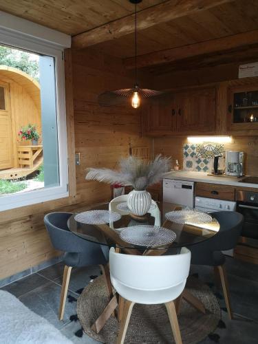 CHALET COSY "LE CABETON" AVEC SAUNA à St Laurent en Grandvaux - du samedi au samedi uniquement (CHALET COSY A LA MONTAGNE AVEC SAUNA TONNEAU situe a St Laurent en Grandvaux - Proche lacs cascades ) in แซ็ง-ปิแยร์