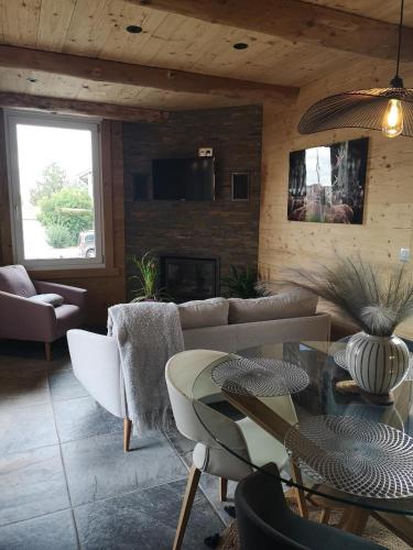 CHALET COSY "LE CABETON" AVEC SAUNA à St Laurent en Grandvaux - du samedi au samedi uniquement (CHALET COSY A LA MONTAGNE AVEC SAUNA TONNEAU situe a St Laurent en Grandvaux - Proche lacs cascades ) in แซ็ง-ปิแยร์