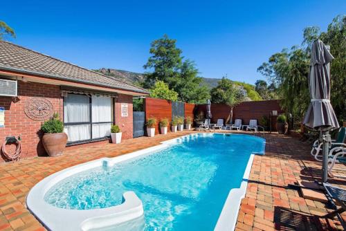Swimming pool, Golden Chain Country Plaza Motel Halls Gap in Grampians