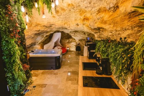 熱水浴缸, La Grotte Fleurie - Classé 5 Étoiles (La Grotte Fleurie - Classe 5 Etoiles) in 聖弗龍德普拉杜