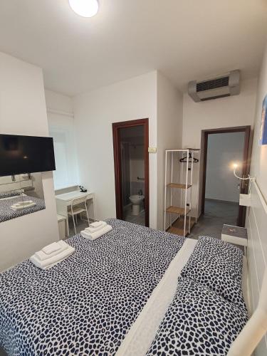 Economy Double Room image 8